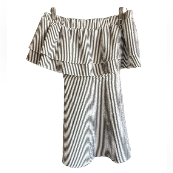 Off the Shoulder Missguided Grey Striped Flare bottom mini dress. Size 4 / small - Picture 4 of 9